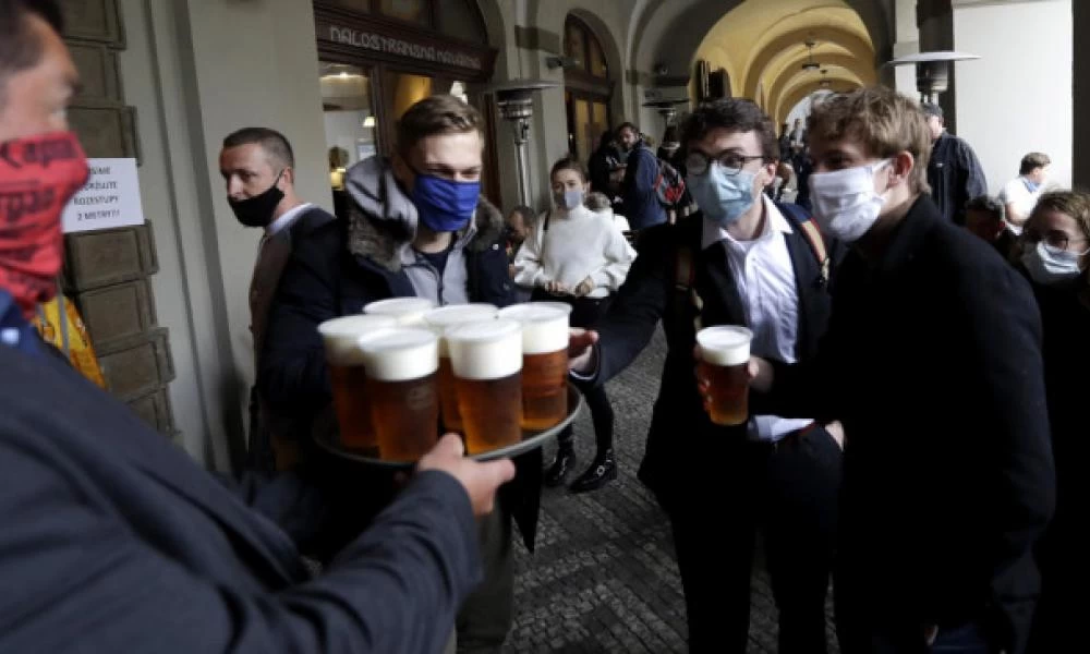 Τσεχία: Σήκωσαν τα ρολά τους τα εστιατόρια και καταστήματα